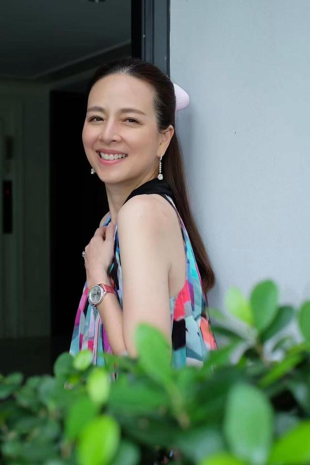 Ảnh cận mặt đẹp kh&ocirc;ng tuổi của Madam Pang - nữ tỷ ph&uacute; quyền lực b&oacute;ng đ&aacute; Th&aacute;i Lan Ở tuổi 60 - Ảnh 8.