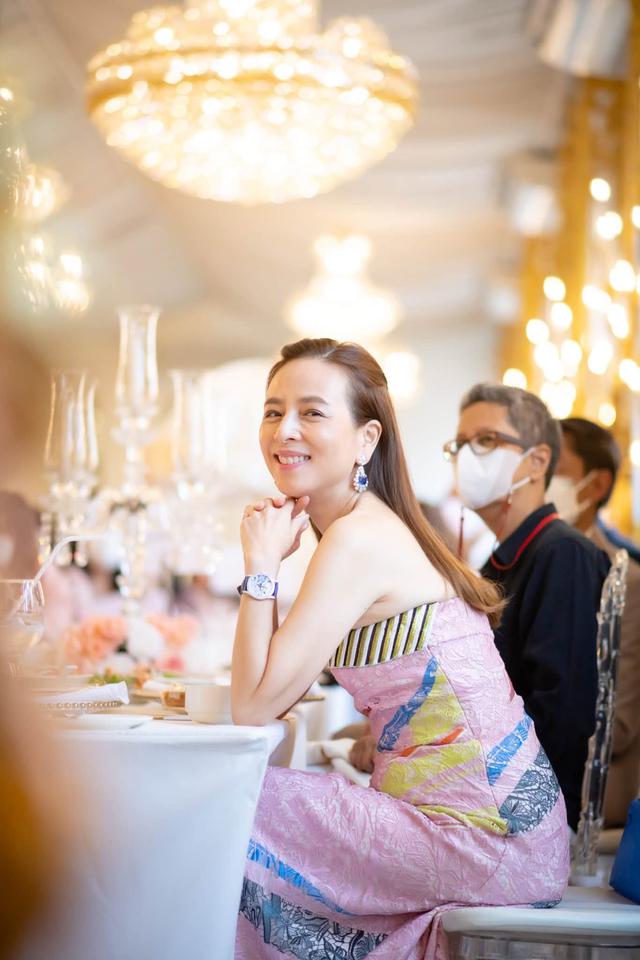 Ảnh cận mặt đẹp kh&ocirc;ng tuổi của Madam Pang - nữ tỷ ph&uacute; quyền lực b&oacute;ng đ&aacute; Th&aacute;i Lan Ở tuổi 60 - Ảnh 3.