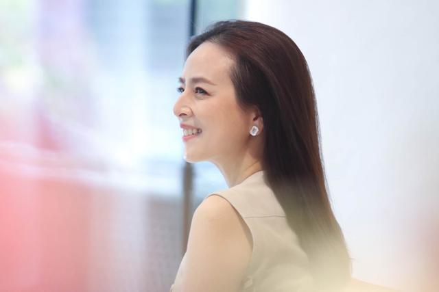 Ảnh cận mặt đẹp kh&ocirc;ng tuổi của Madam Pang - nữ tỷ ph&uacute; quyền lực b&oacute;ng đ&aacute; Th&aacute;i Lan Ở tuổi 60 - Ảnh 5.