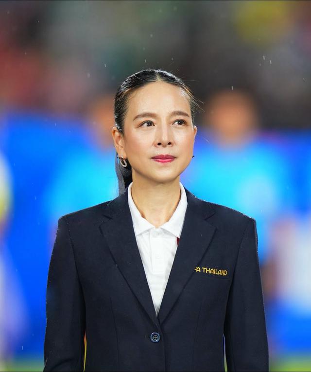 Ảnh cận mặt đẹp kh&ocirc;ng tuổi của Madam Pang - nữ tỷ ph&uacute; quyền lực b&oacute;ng đ&aacute; Th&aacute;i Lan Ở tuổi 60 - Ảnh 10.