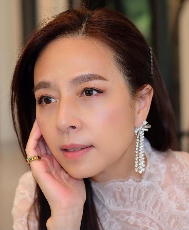 Ảnh cận mặt đẹp kh&ocirc;ng tuổi của Madam Pang - nữ tỷ ph&uacute; quyền lực b&oacute;ng đ&aacute; Th&aacute;i Lan Ở tuổi 60 - Ảnh 1.