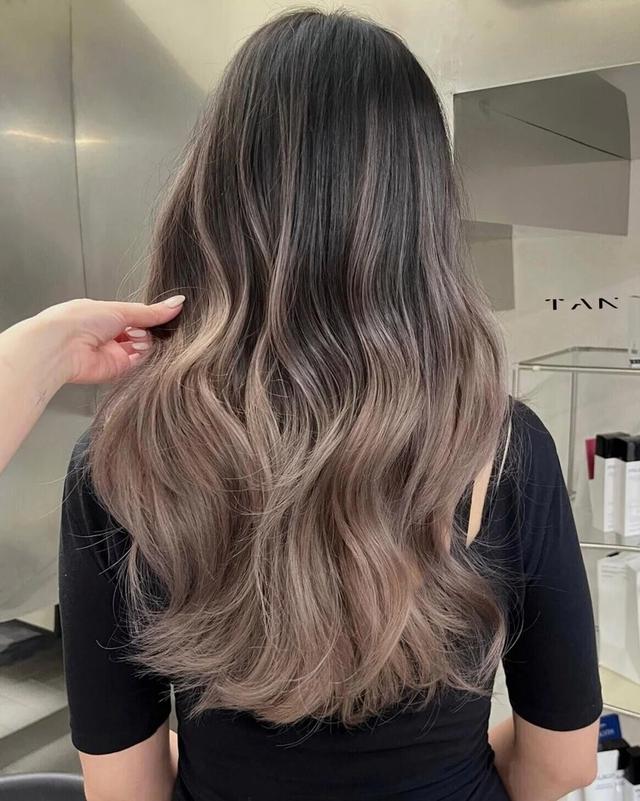 8 m&agrave;u t&oacute;c d&agrave;nh cho người c&oacute; t&oacute;c bạc: Phai vẫn đẹp, ch&acirc;n t&oacute;c kh&ocirc;ng tạo vệt tương phản - Ảnh 4.