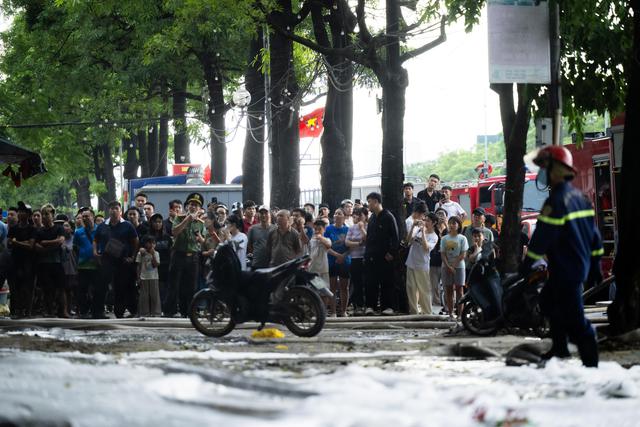 Cháy gara ô tô Hà Nội 2026: Nhân chứng kể lại khoảnh khắc kinh hoàng giữa biển lửa - Ảnh 7. Cháy gara ô tô Hà Nội 2026: Nhân chứng kể lại khoảnh khắc kinh hoàng giữa biển lửa - Ảnh 7.