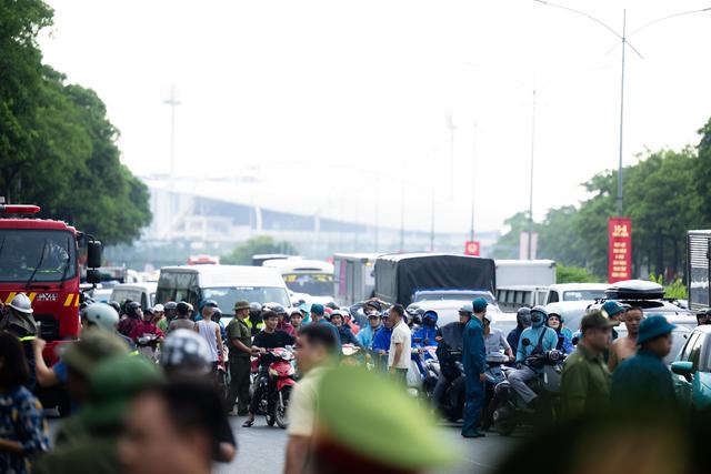 Cháy gara ô tô Hà Nội 2026: Nhân chứng kể lại khoảnh khắc kinh hoàng giữa biển lửa - Ảnh 5. Cháy gara ô tô Hà Nội 2026: Nhân chứng kể lại khoảnh khắc kinh hoàng giữa biển lửa - Ảnh 5.