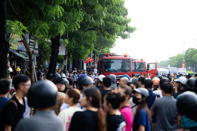 Cháy gara ô tô Hà Nội 2026: Nhân chứng kể lại khoảnh khắc kinh hoàng giữa biển lửa - Ảnh 10. Cháy gara ô tô Hà Nội 2026: Nhân chứng kể lại khoảnh khắc kinh hoàng giữa biển lửa - Ảnh 10.