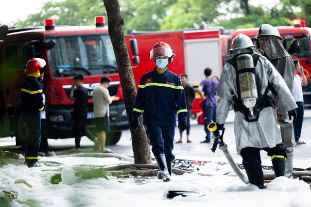 Cháy gara ô tô Hà Nội 2026: Nhân chứng kể lại khoảnh khắc kinh hoàng giữa biển lửa - Ảnh 11. Cháy gara ô tô Hà Nội 2026: Nhân chứng kể lại khoảnh khắc kinh hoàng giữa biển lửa - Ảnh 11.