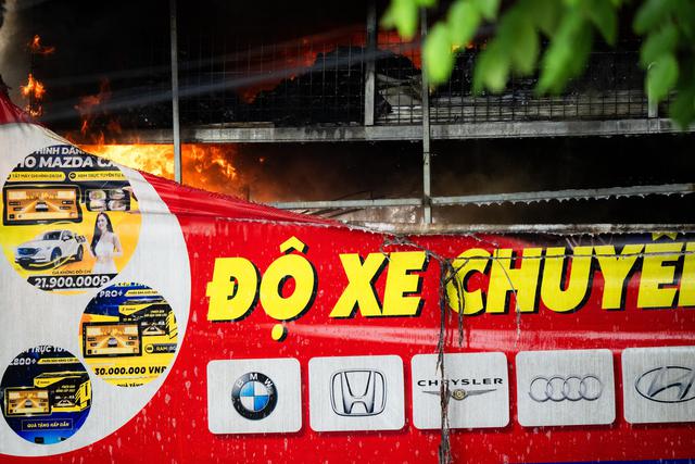 Cháy gara ô tô Hà Nội 2026: Nhân chứng kể lại khoảnh khắc kinh hoàng giữa biển lửa - Ảnh 4. Cháy gara ô tô Hà Nội 2026: Nhân chứng kể lại khoảnh khắc kinh hoàng giữa biển lửa - Ảnh 4.