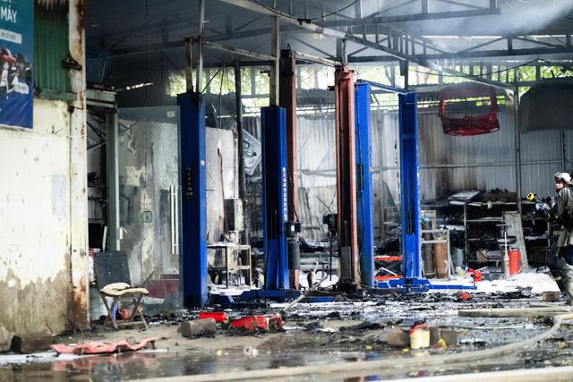 Cháy gara ô tô Hà Nội 2026: Nhân chứng kể lại khoảnh khắc kinh hoàng giữa biển lửa - Ảnh 8. Cháy gara ô tô Hà Nội 2026: Nhân chứng kể lại khoảnh khắc kinh hoàng giữa biển lửa - Ảnh 8.