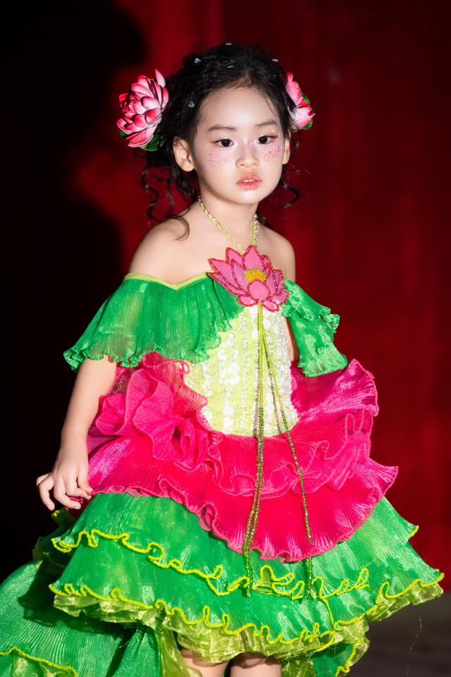 Con gái 3 tuổi của Á hậu Trúc Ny đắt show hơn cả mẹ: - Ảnh 6.