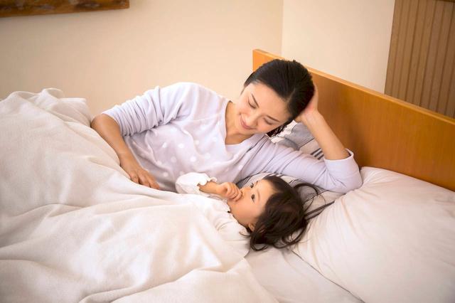 Trẻ “ngủ cùng mẹ” và “không ngủ cùng mẹ”: Chưa cần đợi lớn lên, khác biệt đã vô cùng rõ rệt - Ảnh 4.