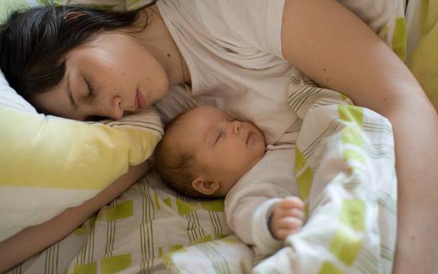 Trẻ “ngủ cùng mẹ” và “không ngủ cùng mẹ”: Chưa cần đợi lớn lên, khác biệt đã vô cùng rõ rệt - Ảnh 3.