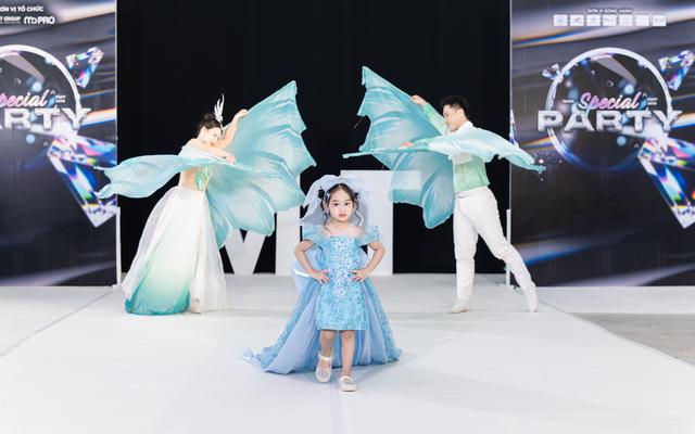 Con gái 3 tuổi của Á hậu Trúc Ny đắt show hơn cả mẹ: - Ảnh 3.