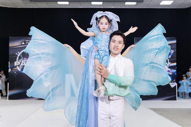 Con gái 3 tuổi của Á hậu Trúc Ny đắt show hơn cả mẹ: - Ảnh 1.