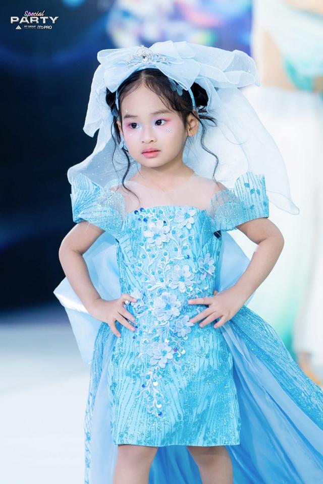 Con gái 3 tuổi của Á hậu Trúc Ny đắt show hơn cả mẹ: - Ảnh 2.