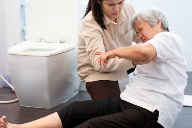 Đừng vội nghĩ l&agrave; đột quỵ: Ch&oacute;ng mặt, t&eacute; ng&atilde; ở người gi&agrave; c&oacute; thể l&agrave; dấu hiệu của bệnh cấp cứu n&agrave;y - Ảnh 2.