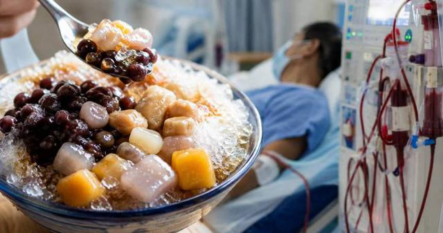 Người đ&agrave;n &ocirc;ng 65 tuổi đ&atilde; phải nhập viện cấp cứu sau khi ăn m&oacute;n ăn thừa n&agrave;y, b&aacute;c sĩ cảnh b&aacute;o 5 m&oacute;n d&ugrave; cất tủ lạnh vẫn n&ecirc;n bỏ - Ảnh 3.