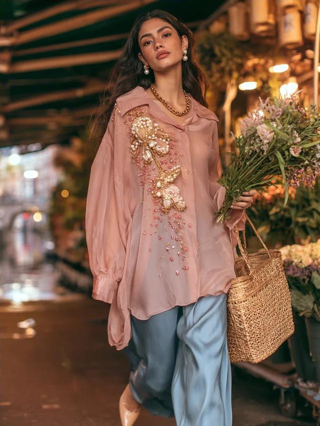 &Aacute;o hồng phấn phối quần xanh pastel: C&ocirc;ng thức mặc đẹp mềm mại m&agrave; kh&ocirc;ng &ldquo;b&aacute;nh b&egrave;o&rdquo; - Ảnh 3.