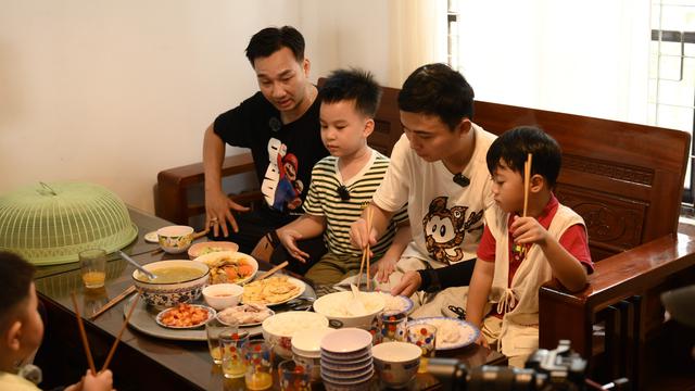 "Bố ơi mình đi đâu thế?" mùa 6 mở màn bằng loạt tình huống vừa cười vừa thương: Huy R xúc động vì con gái, Dương Lâm "quậy tung" chợ Hội An - Ảnh 1.