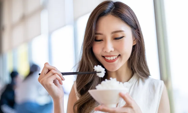 Ăn cơm thế n&agrave;o để kh&ocirc;ng dễ t&iacute;ch mỡ? B&aacute;c sĩ chỉ 3 c&aacute;ch ăn tinh bột để kiểm so&aacute;t c&acirc;n nặng - Ảnh 4.