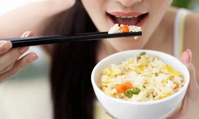 Ăn cơm thế n&agrave;o để kh&ocirc;ng dễ t&iacute;ch mỡ? B&aacute;c sĩ chỉ 3 c&aacute;ch ăn tinh bột để kiểm so&aacute;t c&acirc;n nặng - Ảnh 2.