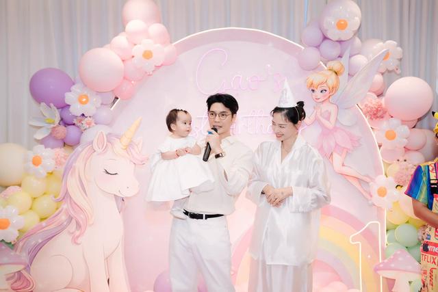 B&eacute; Gạo cực dạn dĩ, c&ograve;n vỗ tay khi l&ecirc;n s&acirc;n khấu c&ugrave;ng mẹ V&acirc;n v&agrave; ba Huy, khoảnh khắc b&aacute;m ba khiến d&acirc;n t&igrave;nh tan chảy - Ảnh 2.