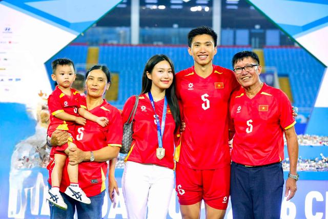 Do&atilde;n Hải My rạng rỡ b&ecirc;n Văn Hậu mừng v&ocirc; địch Si&ecirc;u c&uacute;p Quốc gia 2026 v&agrave; nghỉ lễ - Ảnh 2.
