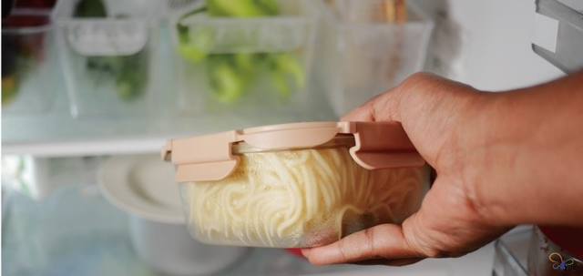 Cơm, m&igrave;, thức ăn thừa để qua đ&ecirc;m: Đừng nghĩ h&acirc;m n&oacute;ng l&agrave; an to&agrave;n, ghi nhớ 5 nguy&ecirc;n tắc để tr&aacute;nh vi khuẩn Cactus Bacillus, ngừa ngộ độc - Ảnh 2.