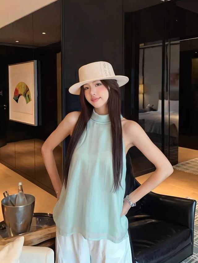 Một chiếc &aacute;o yếm, 4 c&ocirc;ng thức phối đồ thanh lịch cho n&agrave;ng th&iacute;ch vẻ ngo&agrave;i 