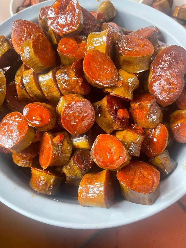 Hội chị em đang rầm rộ đu trend m&oacute;n chuối kho nguy&ecirc;n miếng: Nguy&ecirc;n liệu rẻ, c&aacute;ch l&agrave;m cực dễ m&agrave; hao cơm bất ngờ - Ảnh 1.