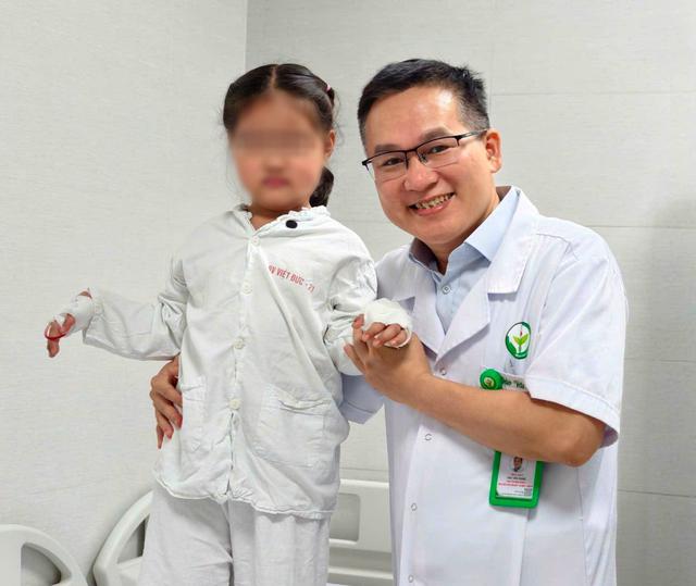 B&eacute; 5 tuổi sinh ra c&oacute; đủ ng&oacute;n tay nhưng kh&ocirc;ng thể cầm b&uacute;t: B&aacute;c sĩ Việt 
