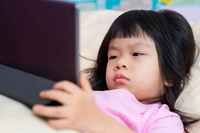 Dành hơn 1h/ngày cho việc này có thể ảnh hưởng đến cấu trúc não bộ của trẻ - Ảnh 1.