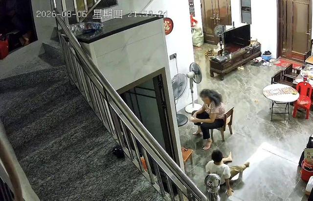 Cậu bé gãy cả hai xương gót chân vì bắt chước siêu nhân nhảy từ trên cao - Ảnh 2.