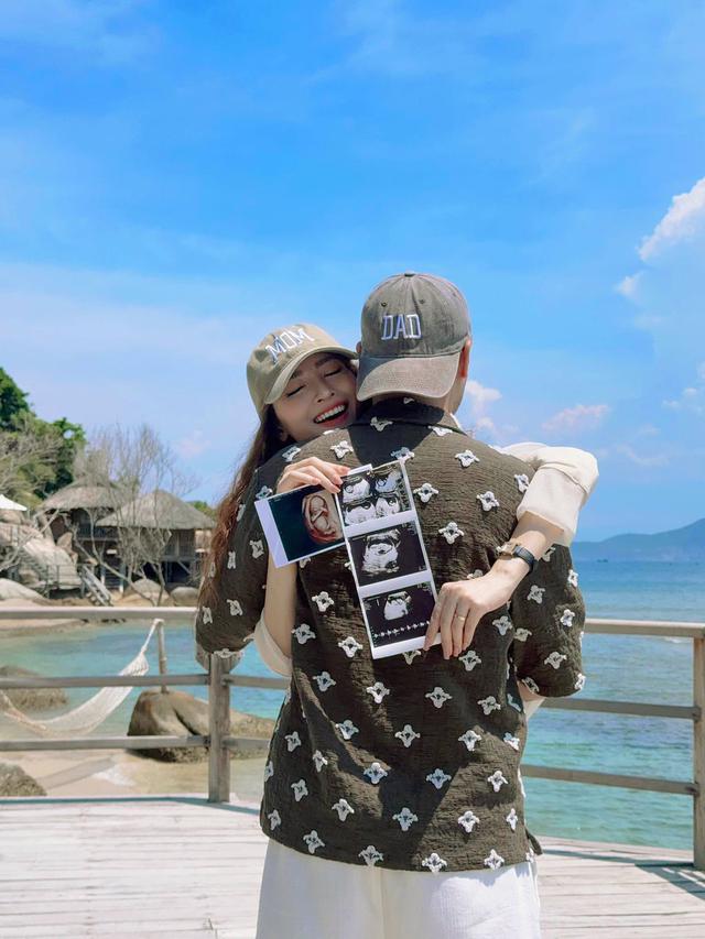 Huyền Trang M&ugrave; Tạt xinh đẹp mang bầu con đầu l&ograve;ng , giống Khả Ng&acirc;n trong khoảnh khắc hạnh ph&uacute;c - Ảnh 5.