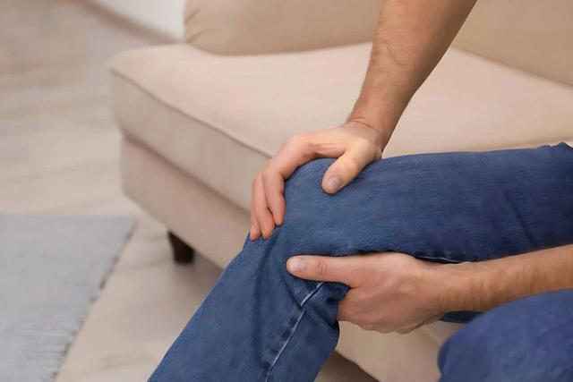 Mỡ m&aacute;u cao c&oacute; thể ảnh hưởng đến đ&ocirc;i ch&acirc;n: Dấu hiệu kh&ocirc;ng n&ecirc;n bỏ qua - Ảnh 1.