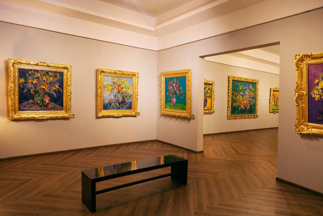 Tăng Thanh Hà đậm chất điện ảnh tại triển lãm của Đỗ Mạnh Cường, dàn mỹ nhân Vbiz cũng hội ngộ - Ảnh 3.