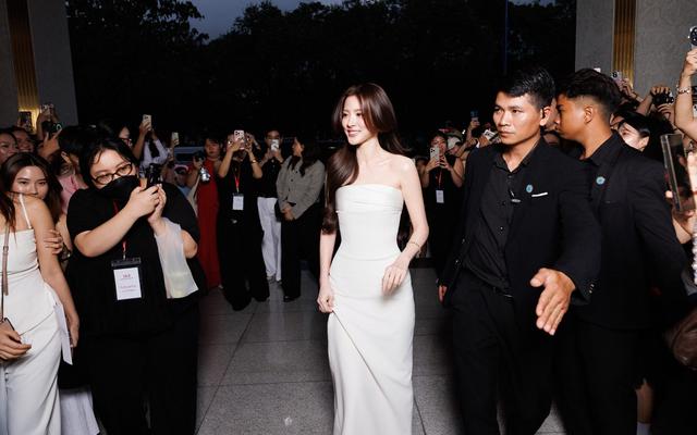 Baifern Pimchanok gây sốt khi tham dự sự kiện tại Việt Nam, nhan sắc ngọc nữ Thái Lan đúng xứng đáng hai chữ mỹ nhân  - Ảnh 3.