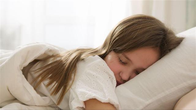 Ngủ 8 tiếng vẫn đau lưng, cứng cổ: 2 tư thế tưởng vô hại nhưng có thể khiến cột sống bị vặn suốt đêm - Ảnh 2.
