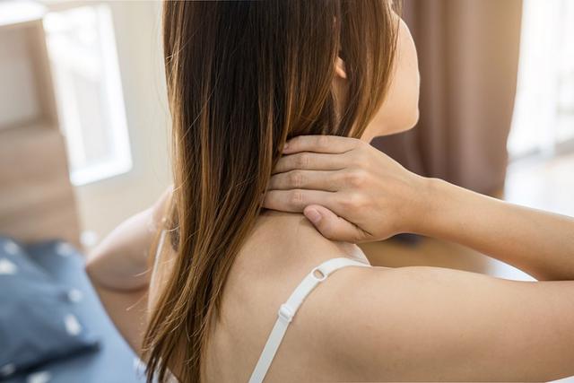 Ngủ 8 tiếng vẫn đau lưng, cứng cổ: 2 tư thế tưởng vô hại nhưng có thể khiến cột sống bị vặn suốt đêm - Ảnh 4.