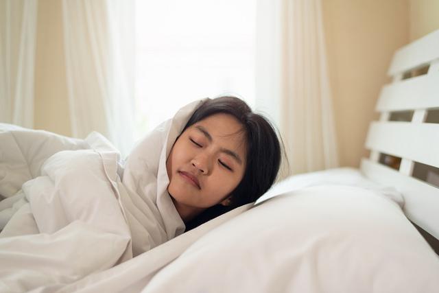 Ngủ 8 tiếng vẫn đau lưng, cứng cổ: 2 tư thế tưởng vô hại nhưng có thể khiến cột sống bị vặn suốt đêm - Ảnh 3.
