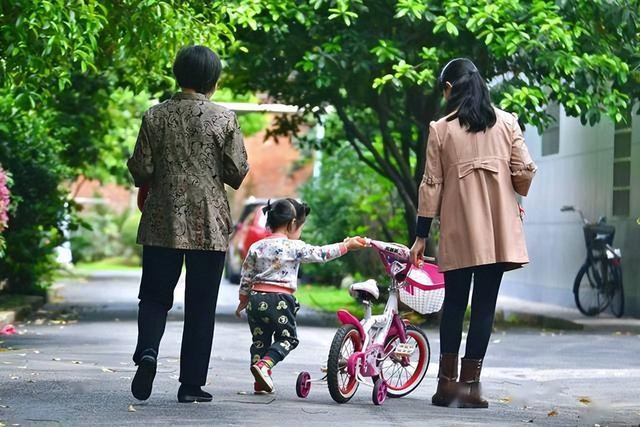 Cháu chỉ ăn nhân, bà ăn phần vỏ: Sự nuông chiều tưởng là yêu thương có thể khiến trẻ mất nhiều hơn được - Ảnh 1.