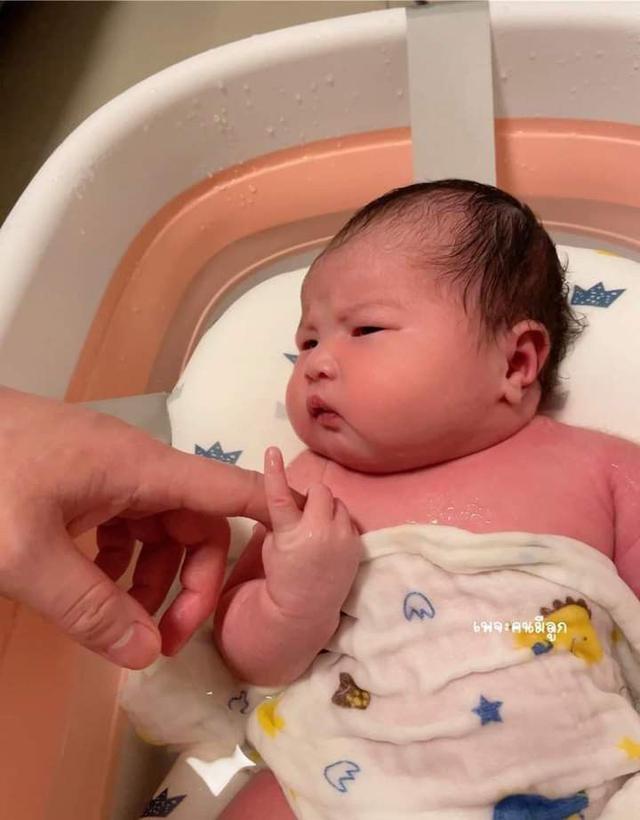 10 “bí mật” của trẻ sơ sinh khiến bố mẹ bất ngờ: Nhiều biểu hiện lạ chưa chắc là bệnh - Ảnh 2.