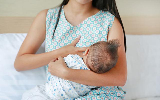 Sữa mẹ sau 6 th&aacute;ng c&oacute; hết chất kh&ocirc;ng? Trước khi tranh luận với &ocirc;ng b&agrave;, mẹ cần hiểu r&otilde; 3 điều - Ảnh 1.
