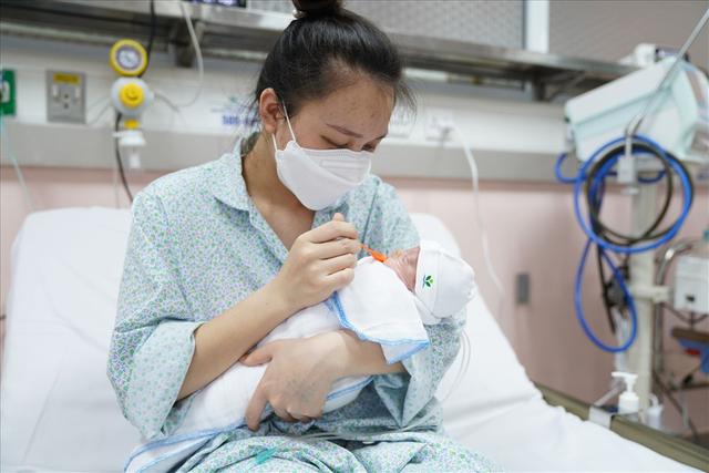 Sữa mẹ sau 6 th&aacute;ng c&oacute; hết chất kh&ocirc;ng? Trước khi tranh luận với &ocirc;ng b&agrave;, mẹ cần hiểu r&otilde; 3 điều - Ảnh 2.