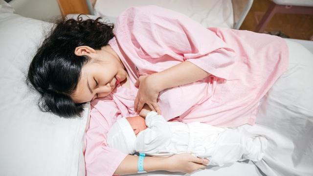 Sữa mẹ sau 6 th&aacute;ng c&oacute; hết chất kh&ocirc;ng? Trước khi tranh luận với &ocirc;ng b&agrave;, mẹ cần hiểu r&otilde; 3 điều - Ảnh 3.