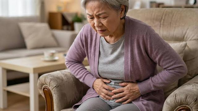 Sau m&atilde;n kinh vẫn chảy m&aacute;u, chủ quan 1,5 năm, đến khi ch&acirc;n sưng ph&ugrave; người phụ nữ mới biết m&igrave;nh bị ung thư giai đoạn 4 - Ảnh 1.