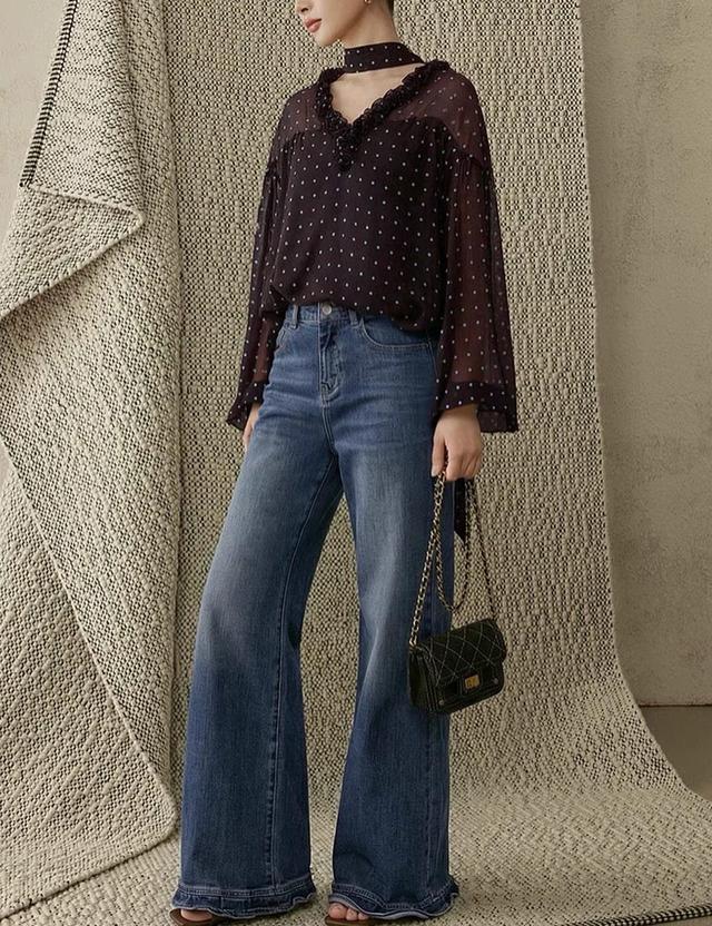Áo chấm bi nâu và quần jeans ống loe: Công thức old money đầy hoài niệm cho mùa thu - Ảnh 4.