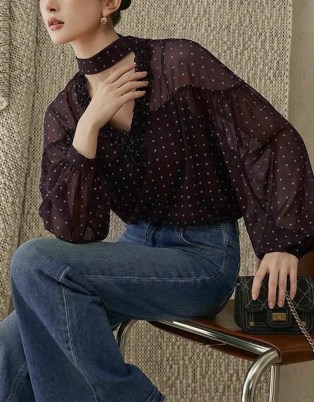 Áo chấm bi nâu và quần jeans ống loe: Công thức old money đầy hoài niệm cho mùa thu - Ảnh 2.