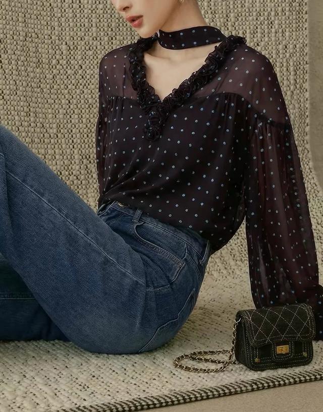Áo chấm bi nâu và quần jeans ống loe: Công thức old money đầy hoài niệm cho mùa thu - Ảnh 5.
