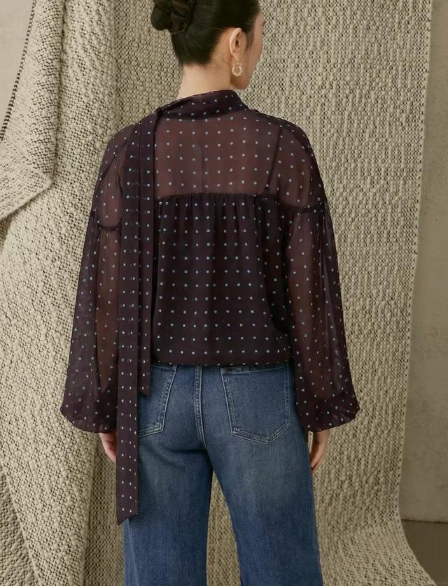 Áo chấm bi nâu và quần jeans ống loe: Công thức old money đầy hoài niệm cho mùa thu - Ảnh 7.