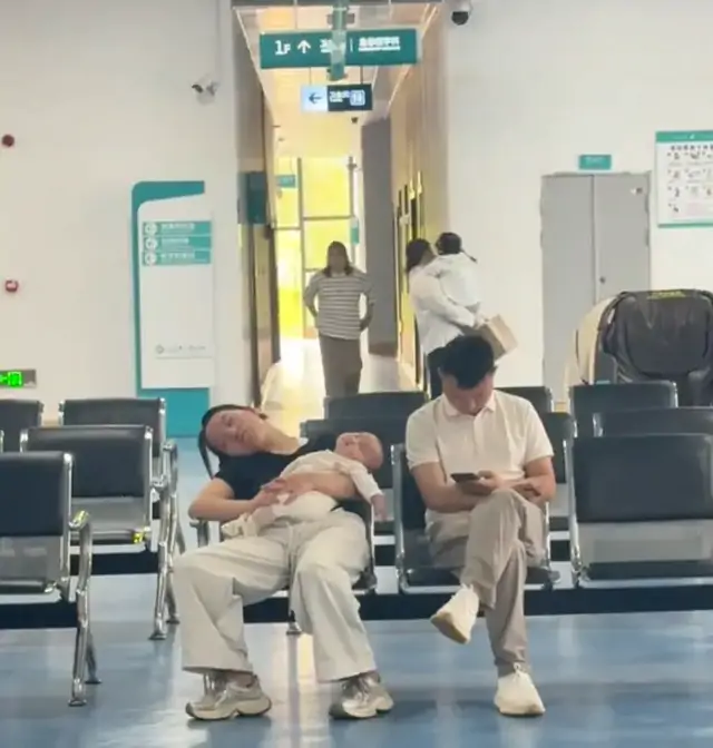 Một người ôm con đến kiệt sức, một người ôm điện thoại thờ ơ: Bức ảnh đó đã khiến hàng nghìn mẹ bỉm bật khóc - Ảnh 1.